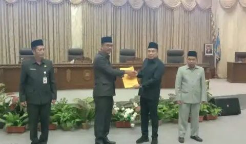 Pemkab Barut Sampaikan Jawaban Raperda Hukum Adat ke DPRD