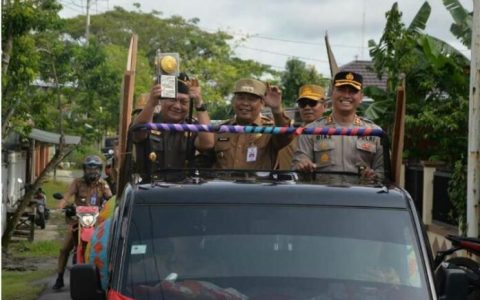 Pj Bupati Mujiyat Arak Piala Adipura Keliling Kota Marabahan