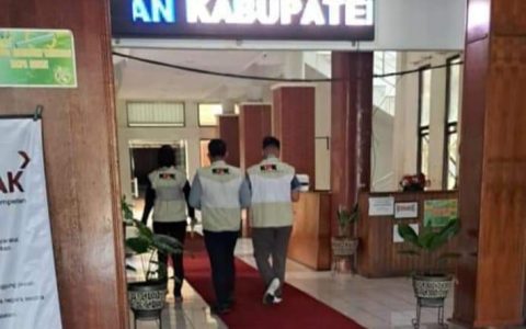 Uang Negara Disunat KPK Amankan Bupati Kapuas Bersama Istri