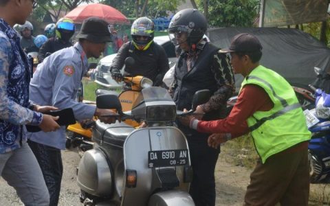 Dengan Menaiki Vespa Mujiyat Hadiri Harjad Desa Karang Bunga