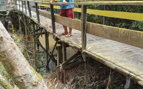 Abah Mose Keluhkan Sampah Meluber di Aliran Sungai Pasar Tamiang Layang