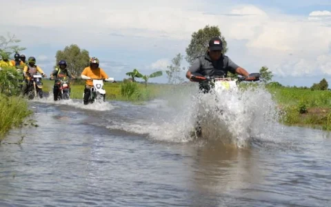 Paman Birin Bersama Penjabat Bupati Menerobos Banjir di Jejangkit