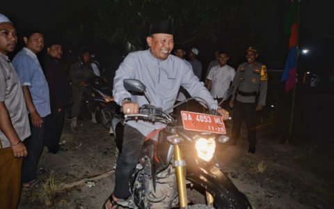 Mujiyat Berikan Bantuan Dengan Warga Desa Sekata Baru