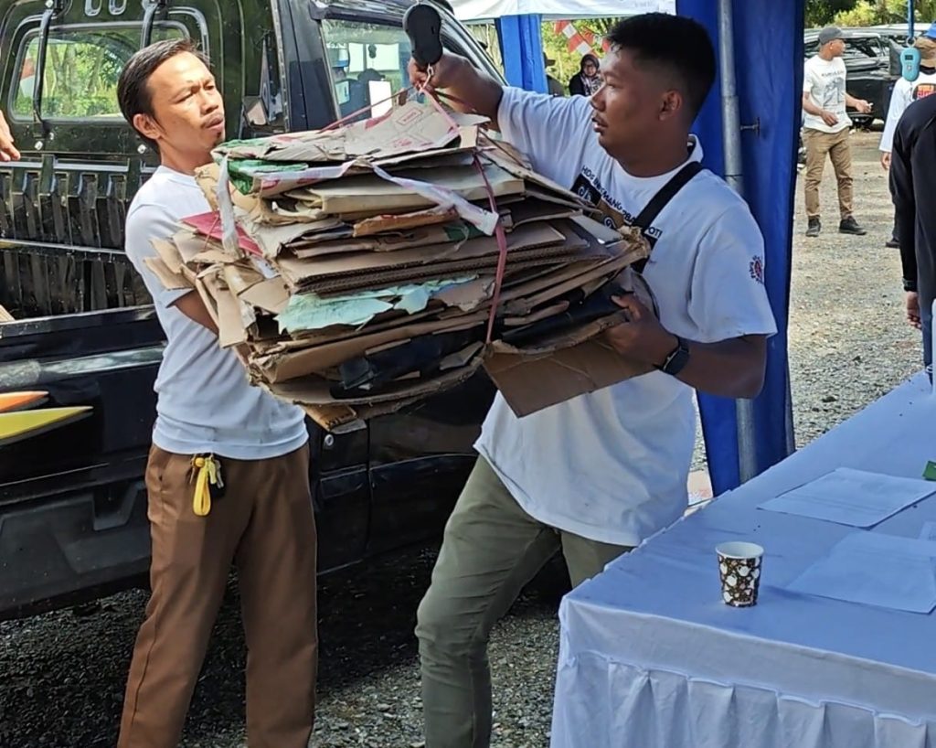 DLH Kalsel Gelar Pilah Sampah Berhadiah Sembako