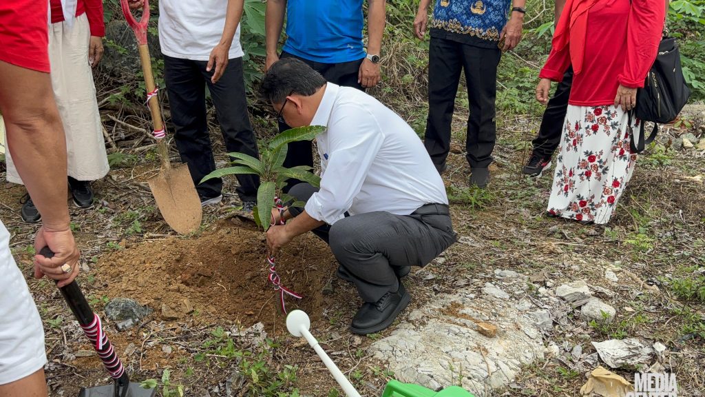 Diskominfo Kalsel Tanam Pohon Sambut Harjad ke-75 dan HUT ke-80 RI