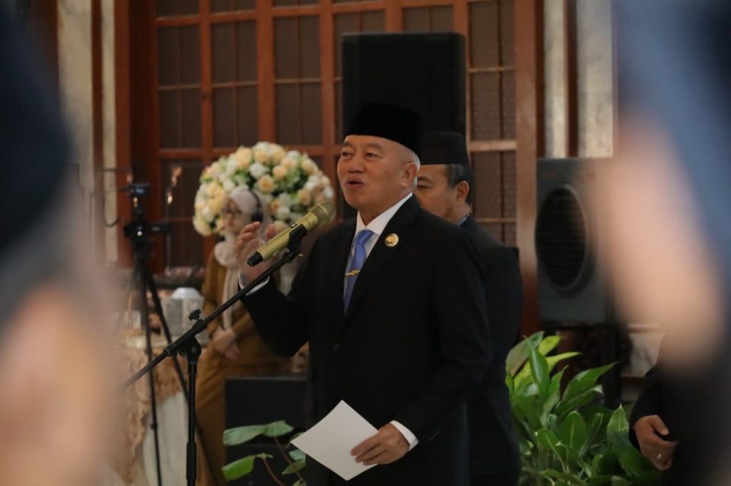 Gubernur Kalsel Anugerahkan Satyalancana Karya Satya kepada 446 PNS