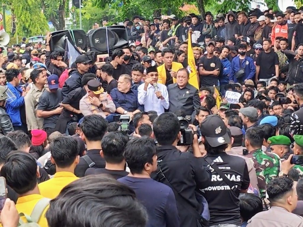 Ketua DPRD Kalsel Temui Massa dan Janji Kawal Aspirasi