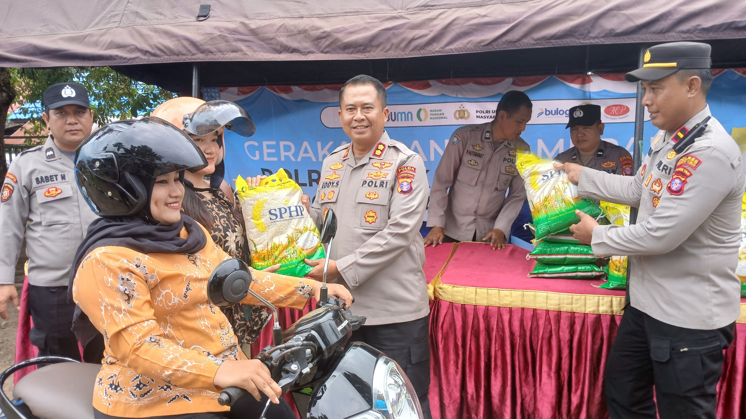 750 Sak Beras Subsidi Dibagikan Polres Bartim