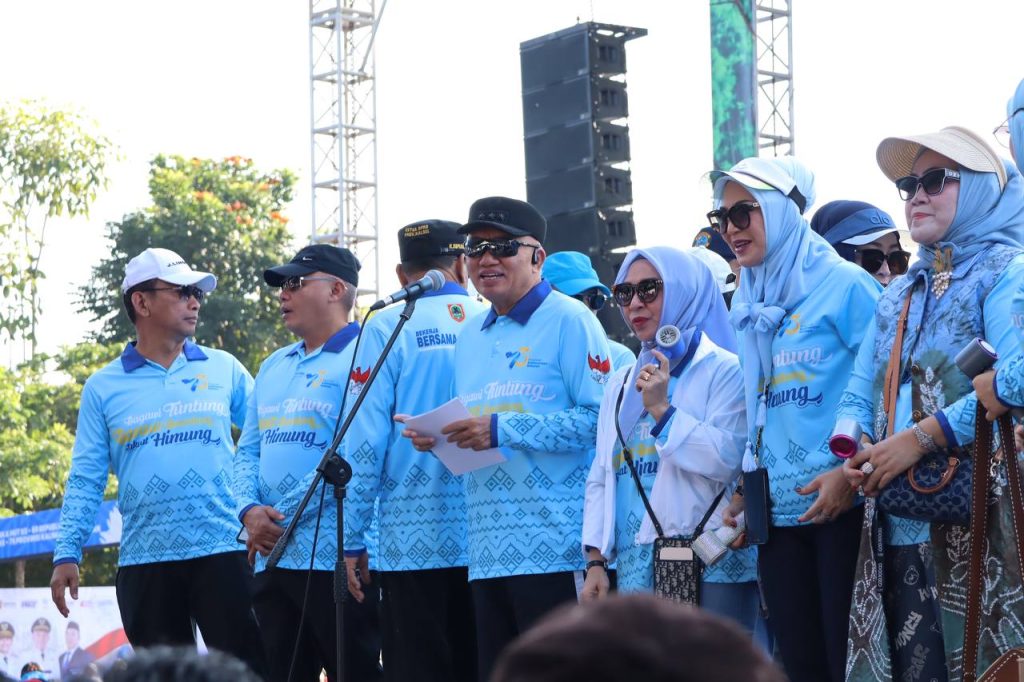 Ribuan Peserta Fun Walk Harjad ke-75 dan HUT ke-80 RI, Gubernur Serahkan Hadiah Umrah
