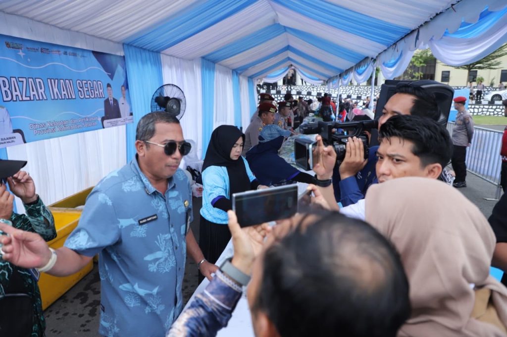 Sambut Kapolri, Dislautkan Kalsel Bagikan 1.000 Paket Ikan Segar Gratis