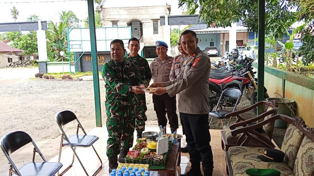 Polsek Dusun Tengah Beri Kejutan di Koramil Ampah
