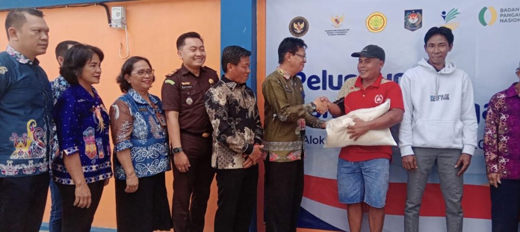 Pemkab Murung Raya Salurkan Bantuan Pangan Beras dan Minyak Goreng untuk Ribuan Warga