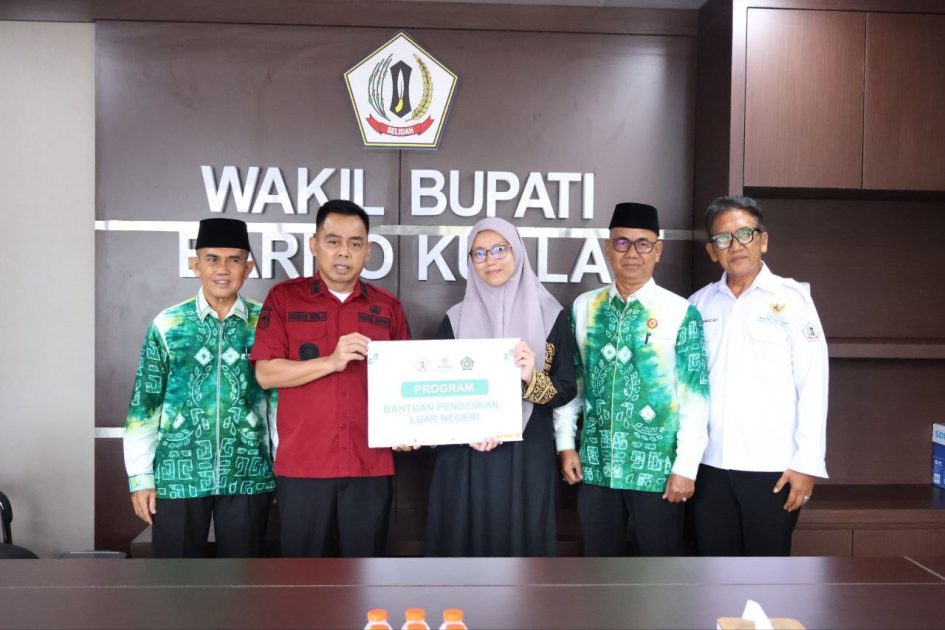 Batola Serahkan Beasiswa Luar Negeri ke Mahasiswa Berprestasi