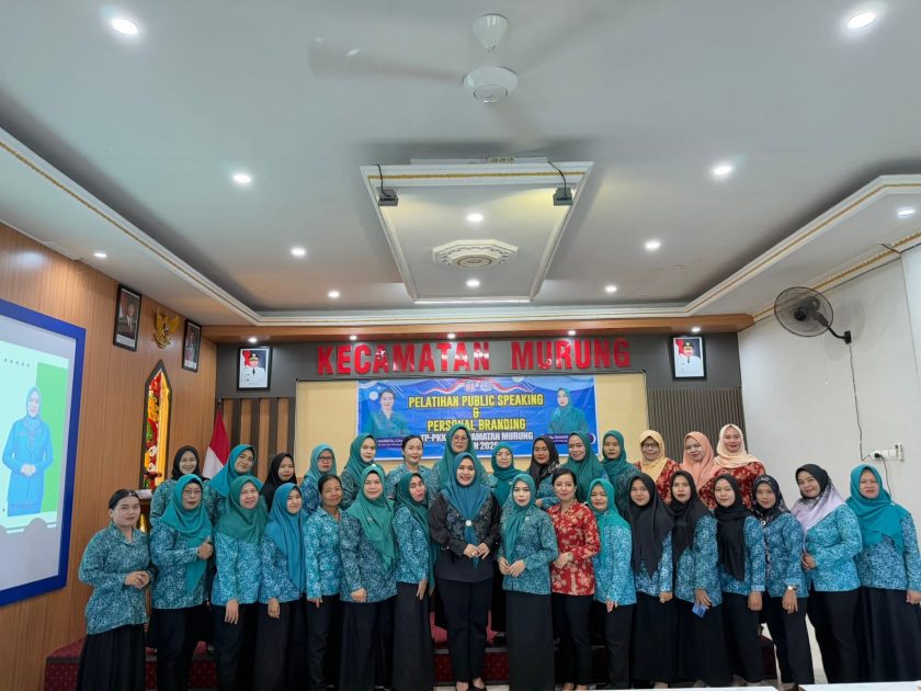 Dina Maulidah Isi Pelatihan Public Speaking bagi Kader PKK se-Kecamatan Murung