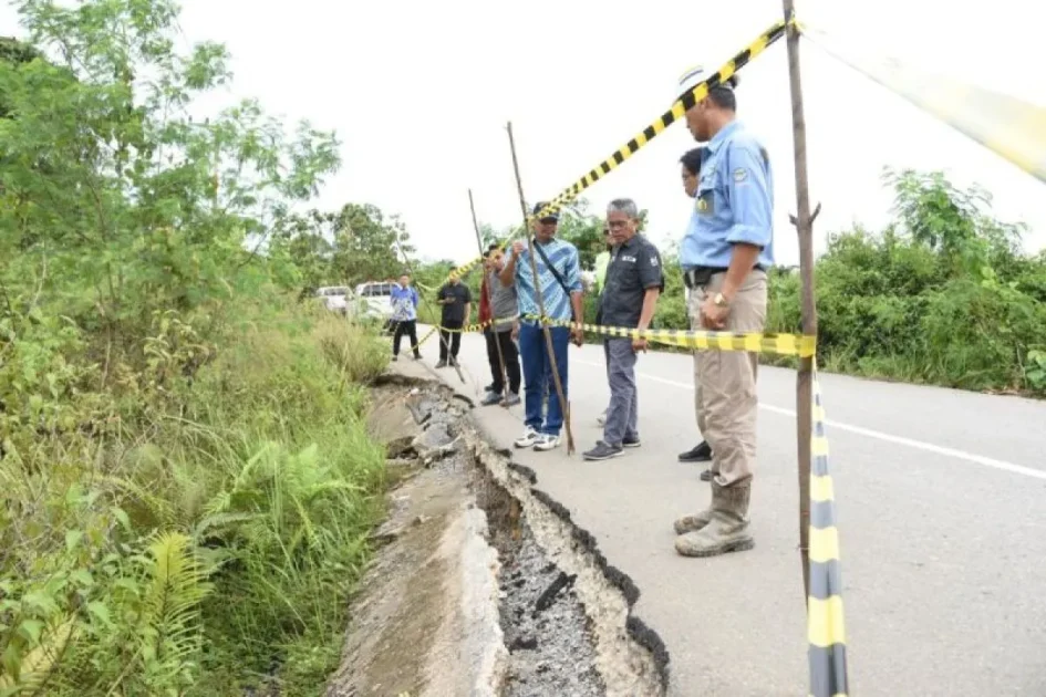 Pemkab Barut Ngebut Perbaiki Jalan Rusak Simpang Km 34 Benangin