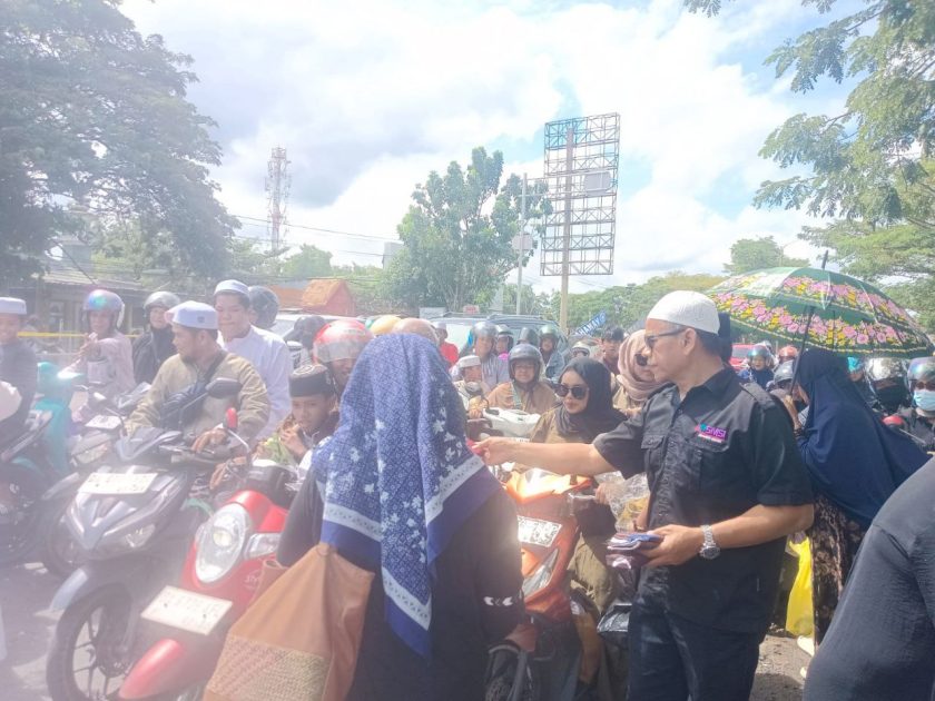 SMSI Kalsel Bagikan Sajadah dan Kopiah Kepada Jemaah 5 Rajab