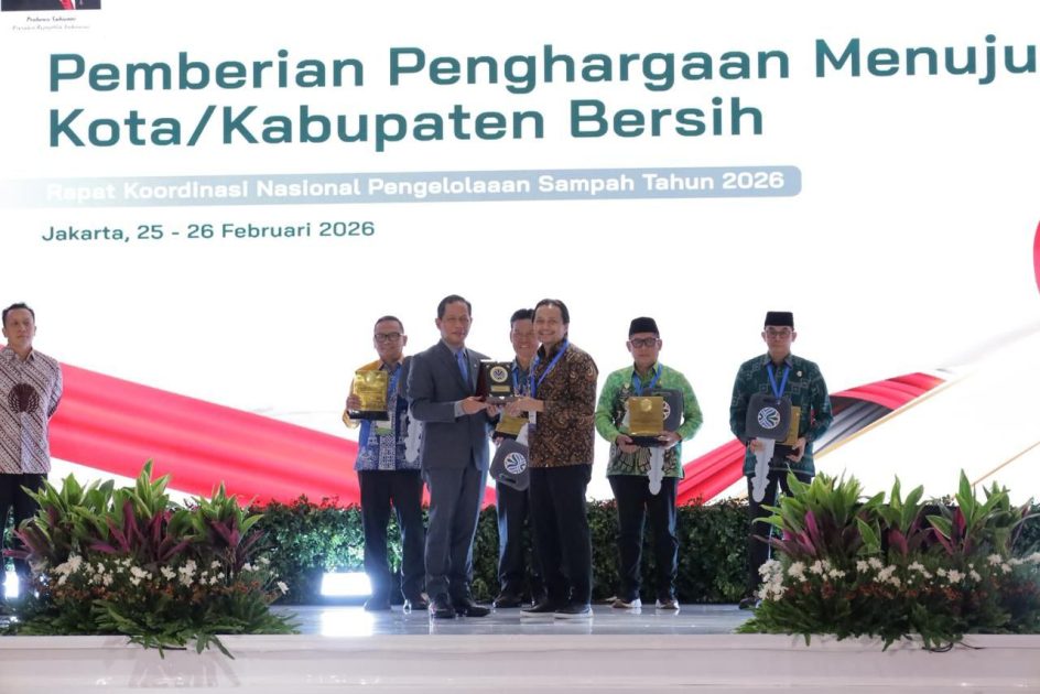 Muhidin Dinobatkan sebagai Pembina Terbaik Pengelolaan Sampah Tingkat Nasional