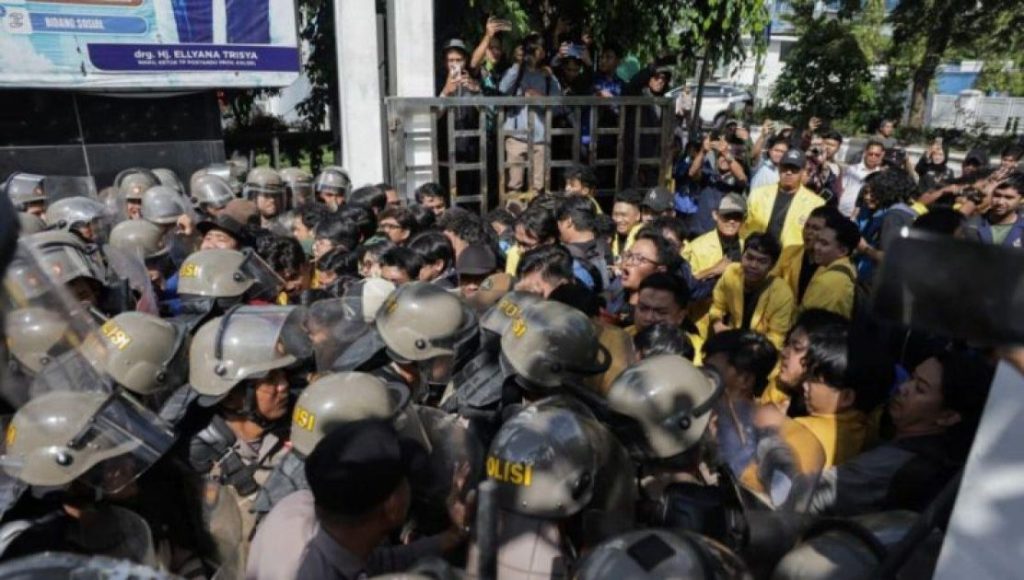 Aparat Bubarkan Tekanan Massa di Rumah Banjar