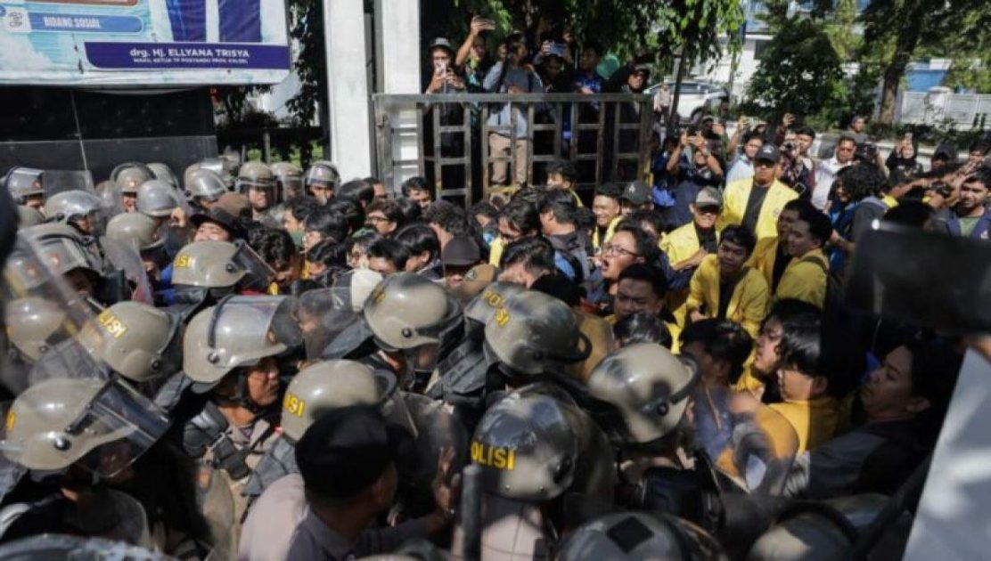 Aparat Bubarkan Tekanan Massa di Rumah Banjar