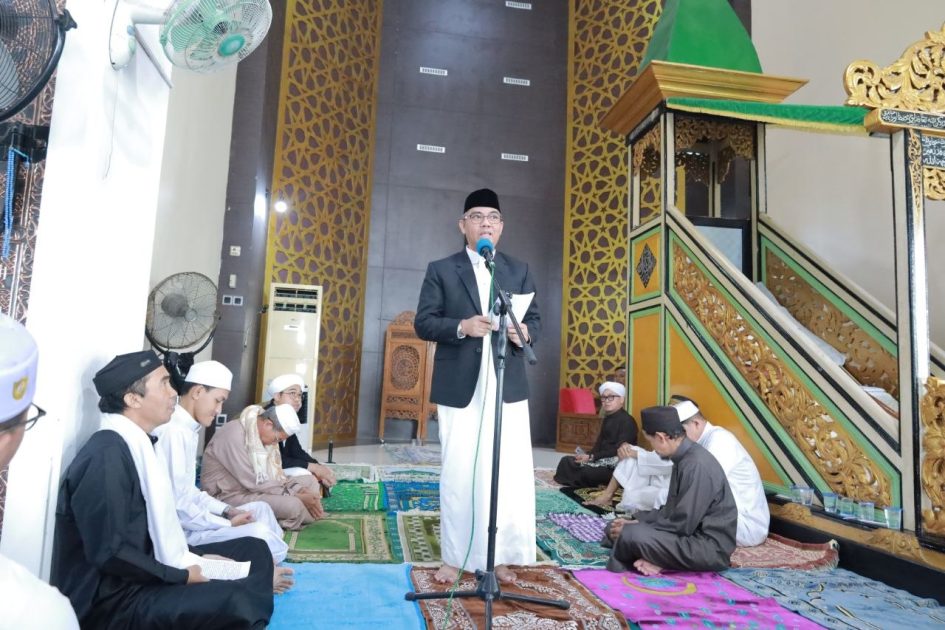 Sekda Bacakan Pesan Gubernur Saat Sholat Id