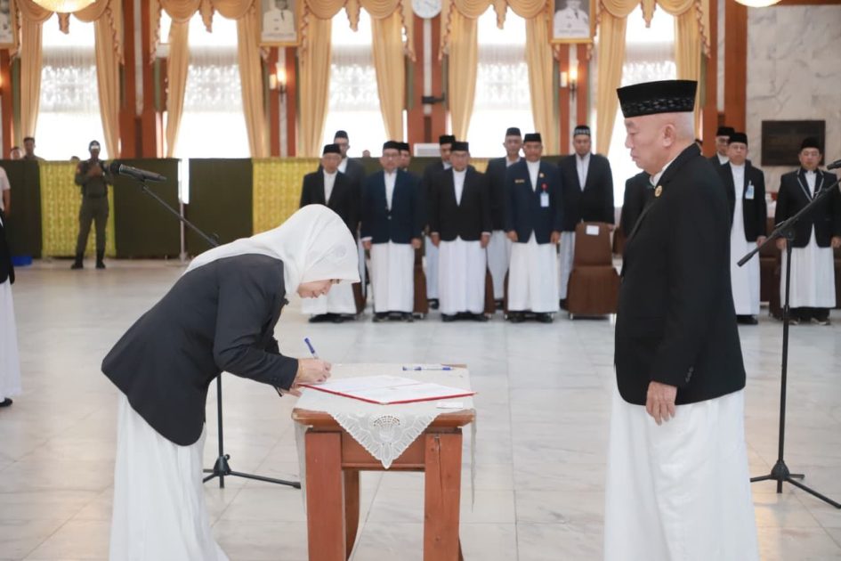 Gubernur Muhidin Rotasi Pejabat Eselon II