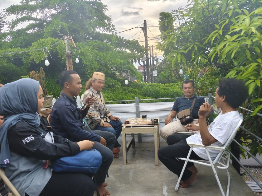 Ketika Senja Menjadi Saksi, Ilmu Mengalir dari Sandi Firly 