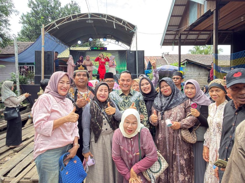 Rahmanto Hadiri Resepsi Pernikahan Warga di Muara Bakanon