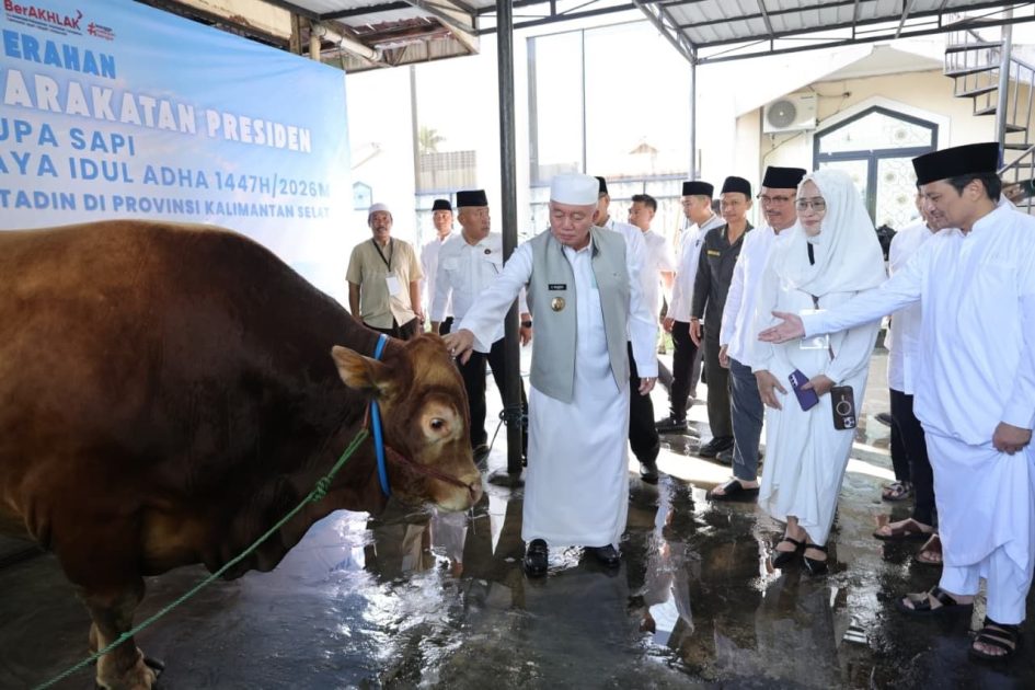 Gubernur dan Wagub Kalsel Serahkan Hewan Kurban
