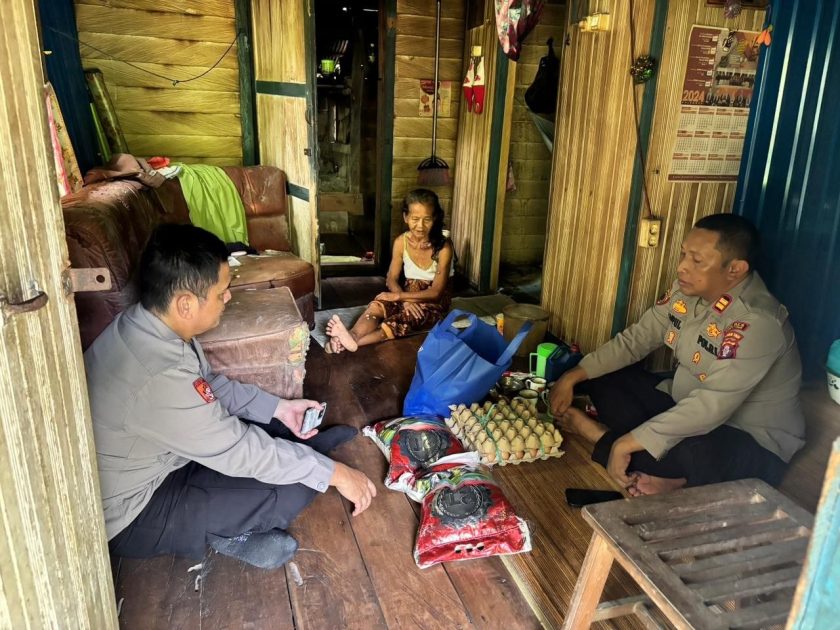 Polisi Door to Door Bantu Lansia Kurang Mampu