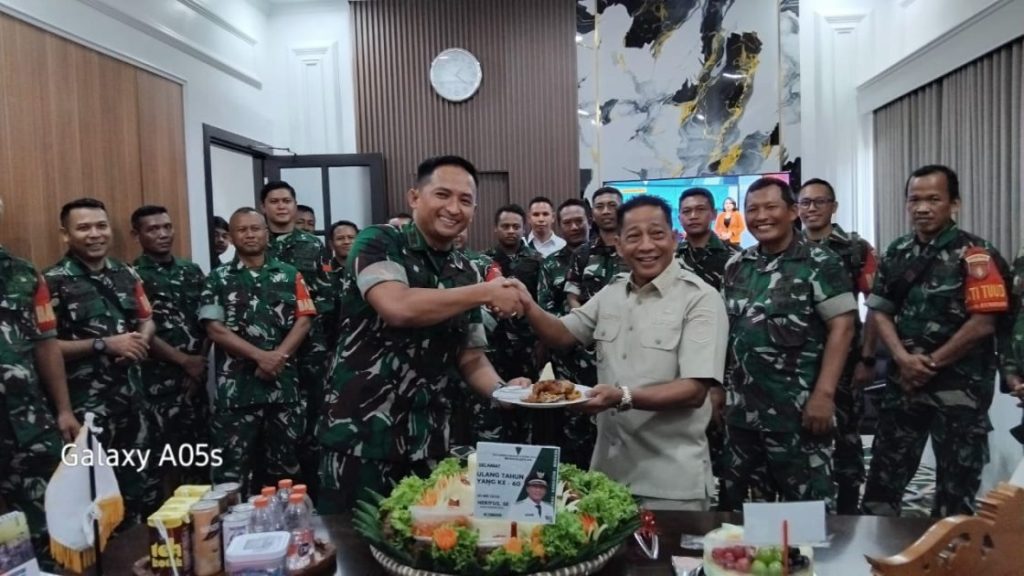 Dandim 1013/Muara Teweh Beri Kejutan Ulang Tahun Bupati Murung Raya