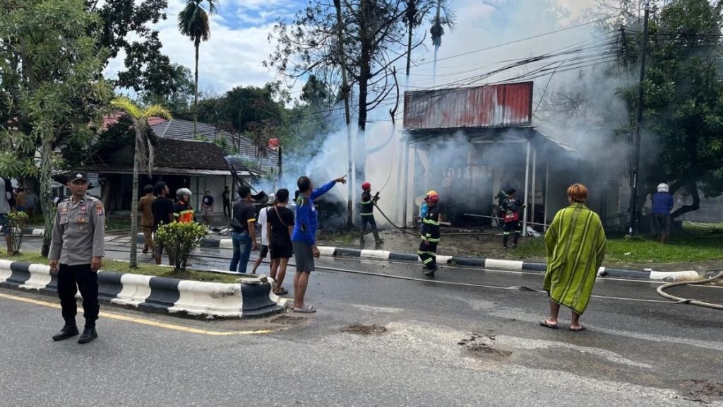 Kompor Menyala, Bakul Daun Ludes Terbakar