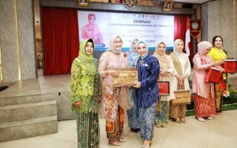 Hari Kebaya Nasional, Hj Fathul Jannah Kampanyekan Pelestarian Kebaya dan Sasirangan