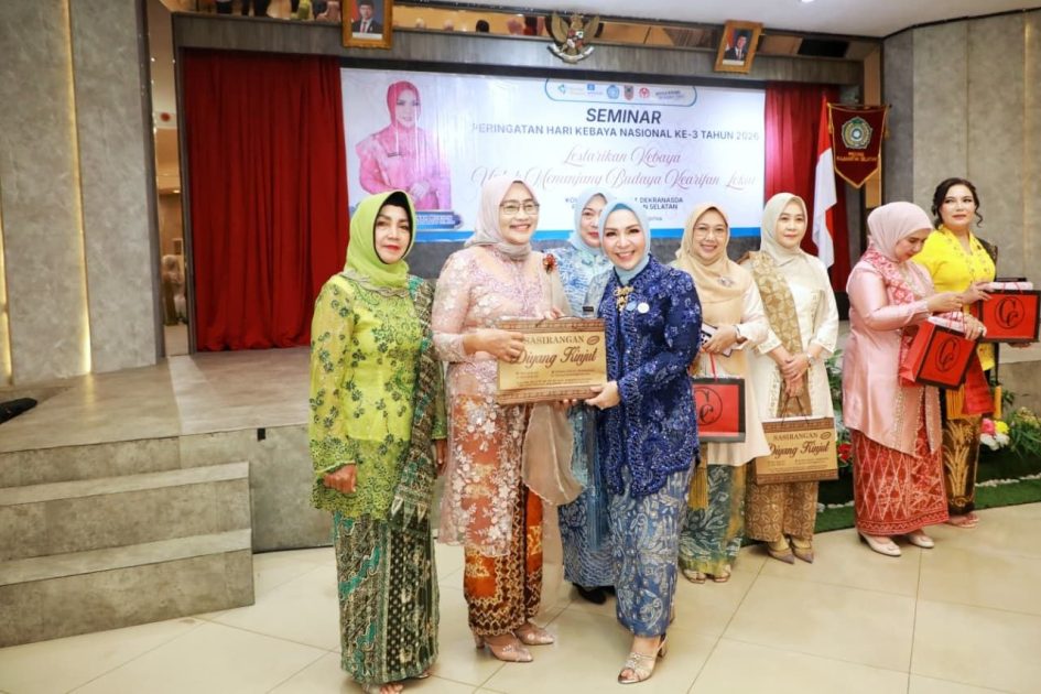 Hari Kebaya Nasional, Hj Fathul Jannah Kampanyekan Pelestarian Kebaya dan Sasirangan