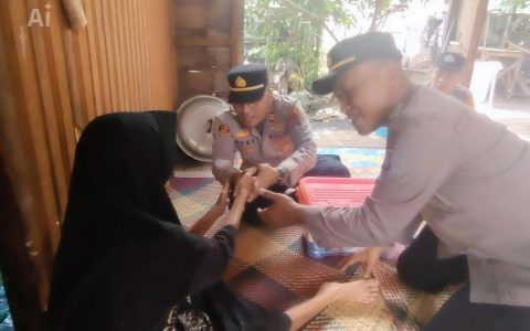 Polsek Dusun Tengah Tebar Kepedulian kepada Warga Lansia