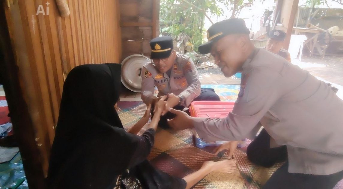 Polsek Dusun Tengah Tebar Kepedulian kepada Warga Lansia