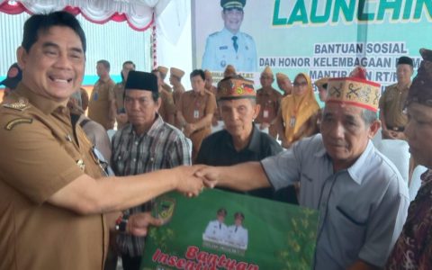 Apresiasi Ujung Tombak Pelayanan Bupati Barut Bagikan Bantuan