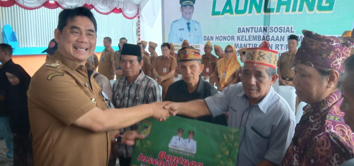 Apresiasi Ujung Tombak Pelayanan Bupati Barut Bagikan Bantuan