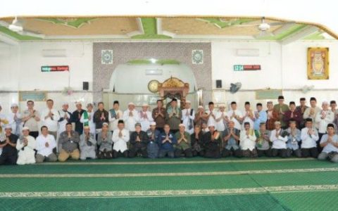 Hadiri Salat Jumat di Gunung Purei Bupati Barut Disambut Antusias