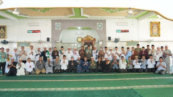 Hadiri Salat Jumat di Gunung Purei Bupati Barut Disambut Antusias