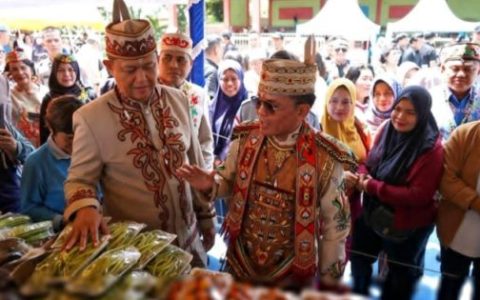 Gubernur Kalteng Bersama Bupati Heriyus, Pantau Pasar Murah di Puruk Cahu