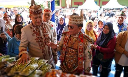Gubernur Kalteng Bersama Bupati Heriyus, Pantau Pasar Murah di Puruk Cahu