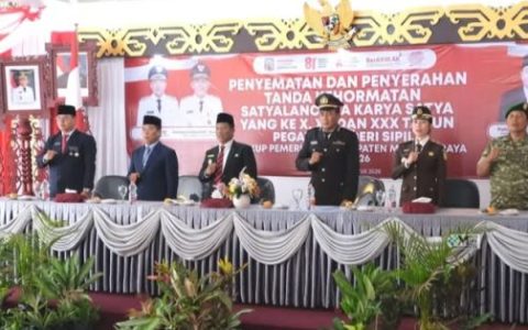 Bupati Murung Raya Serahkan Satyalancana Karya Satya kepada 27 ASN