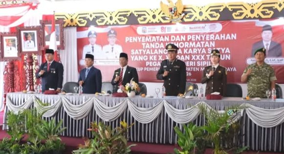 Bupati Murung Raya Serahkan Satyalancana Karya Satya kepada 27 ASN