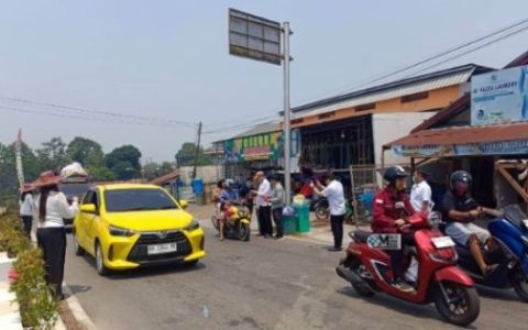 Kualitas Udara Puruk Cahu Memburuk, Dinkes Bagikan Masker kepada Warga