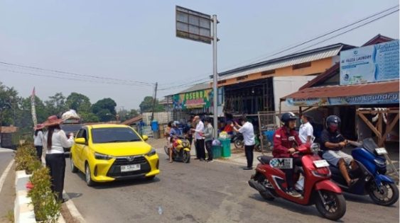Kualitas Udara Puruk Cahu Memburuk, Dinkes Bagikan Masker kepada Warga