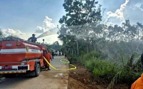 Sigap Tangani Laporan Warga BPBD Barut Atasi Api di Teweh Tengah