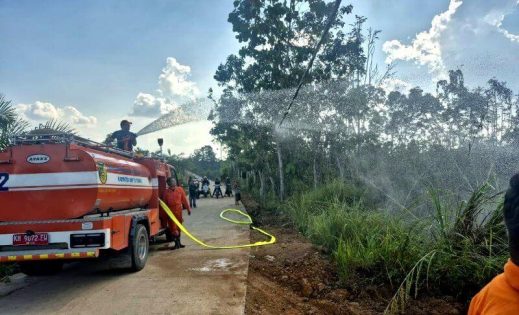 Sigap Tangani Laporan Warga BPBD Barut Atasi Api di Teweh Tengah