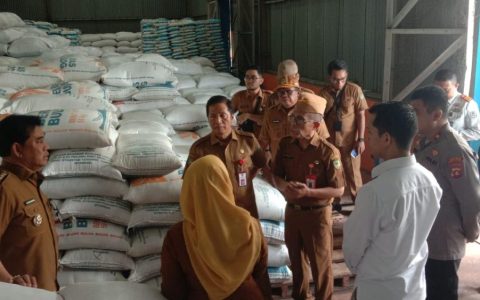 Usai Salurkan Bansos Bupati Barut Cek Ketersediaan Pangan