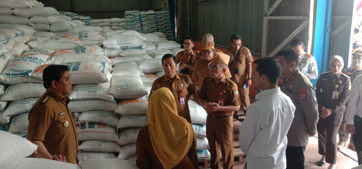 Usai Salurkan Bansos Bupati Barut Cek Ketersediaan Pangan