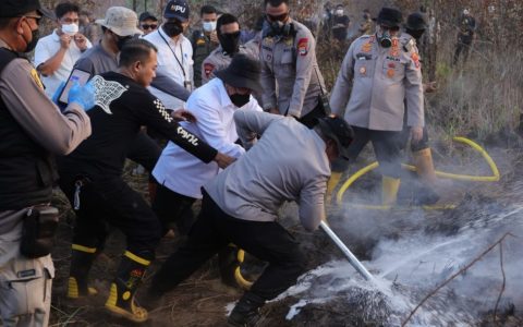 Gubernur Muhidin Ikut Padamkan Bara Karhutla hingga ke Dalam Gambut